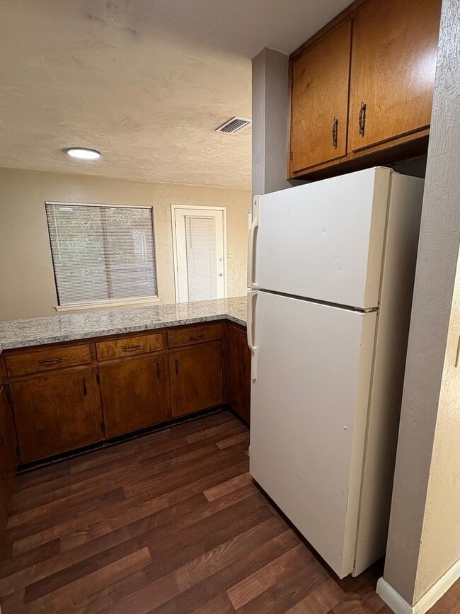 Building Photo - North Pointe Apts Unit C