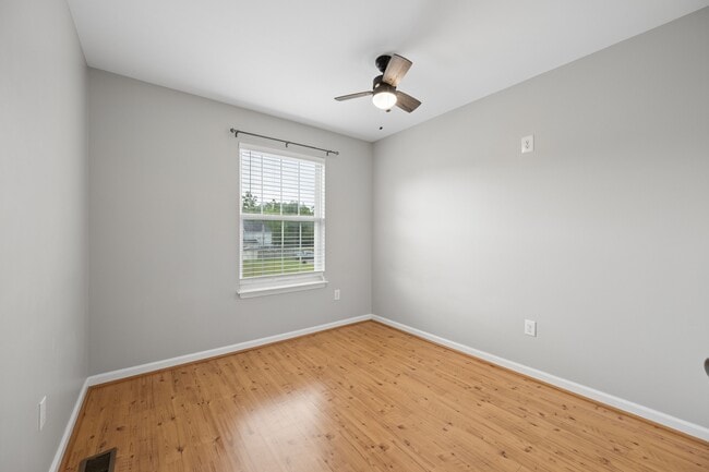 Photo - 411 Old Oak Pl