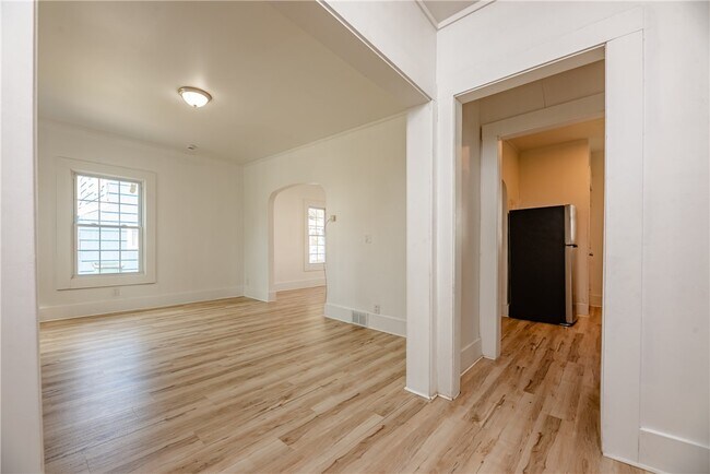 Photo - 575 Woodbine Ave