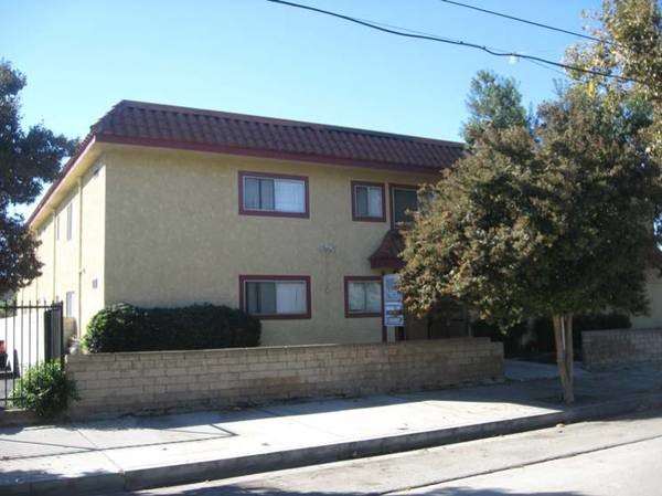 Side View of Building - 18526 Calvert St Apartamentos Unidad 6