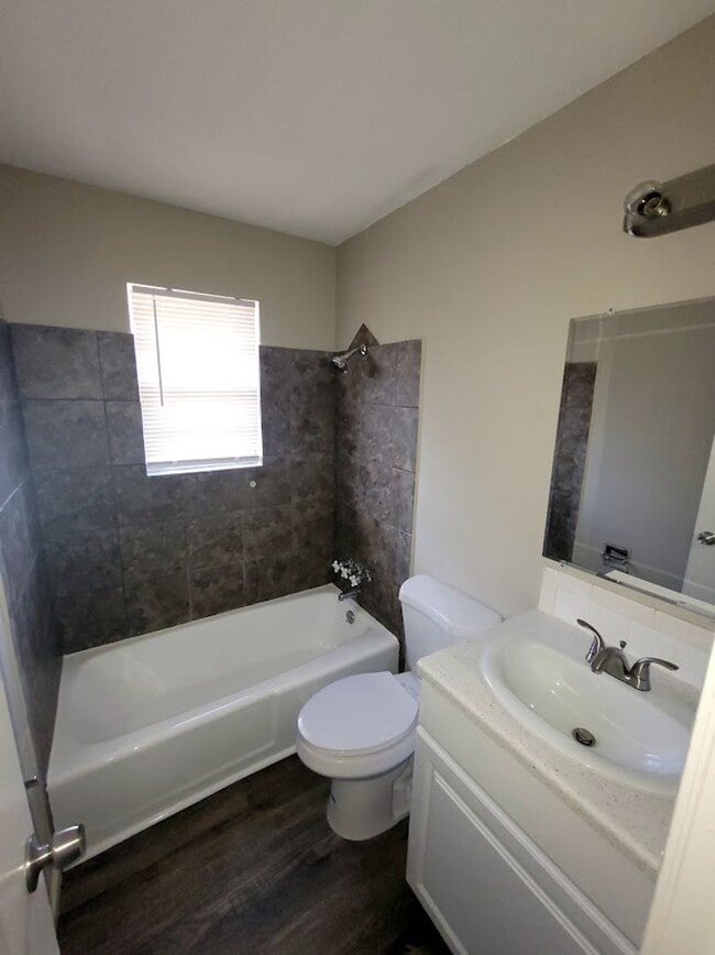 Photo - 5036-5038 N Topping Duplex Unit 5038