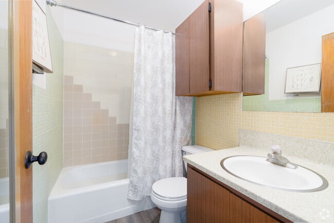 2BR, 1BA - 850SF - Bathroom