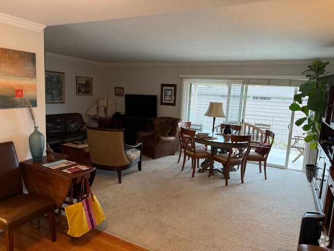 Building Photo - Spacious 2 BED/ 1 BATH in Encino Royal (55... Rental