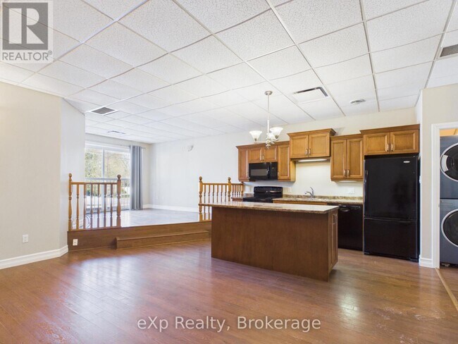 Photo - 807 Queen St