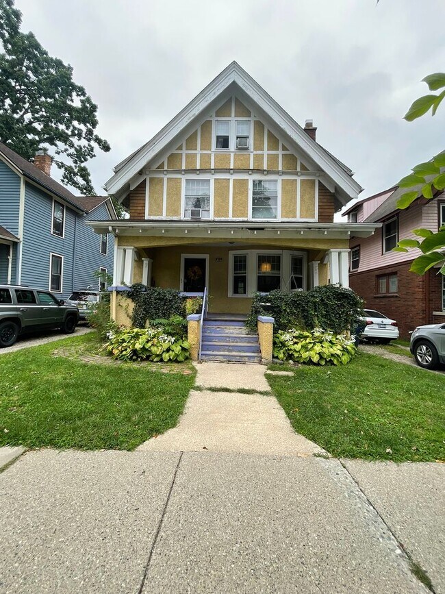 Building Photo - 415 N Division St Unit #2