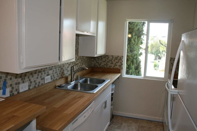 Building Photo - 400 N Acacia Ave Unit B22