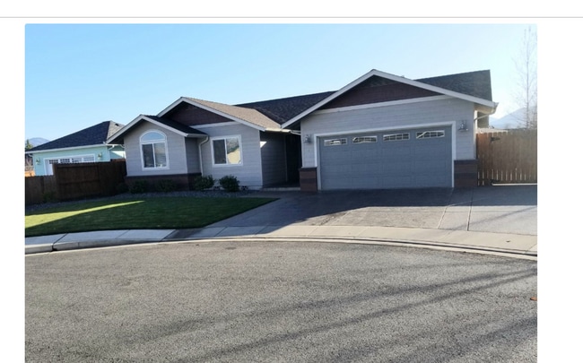 Building Photo - 3 bed 2 bath Single Family Home for Rent in Grants Pass