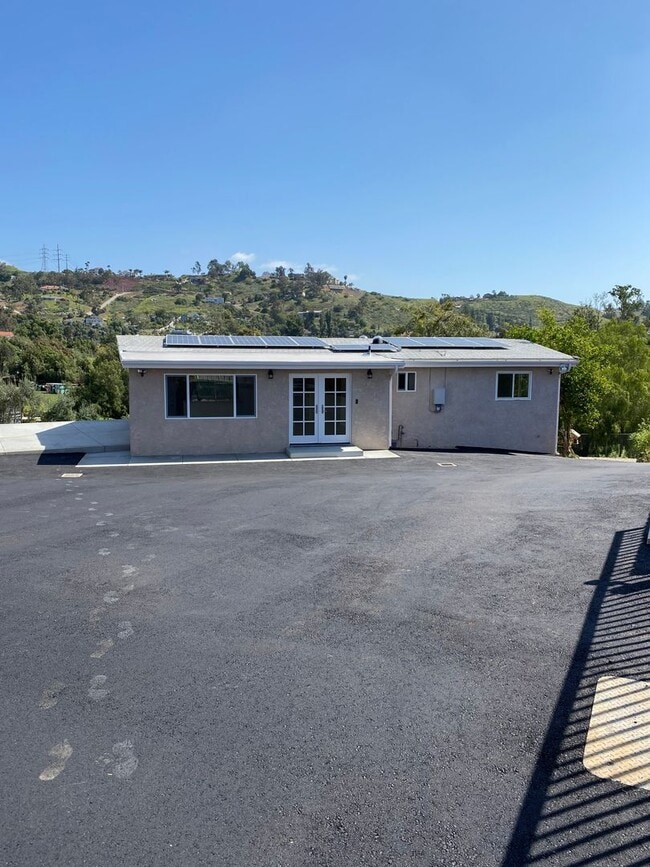 Building Photo - 3 Bed-2 Bath Single Story Home Lakeside with RV parking