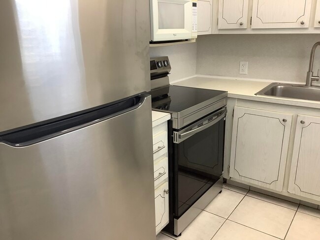 Photo - 560 Fanshaw N Unit 560