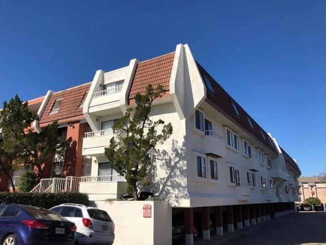 Building Photo - 3115 Helms St Unit 205