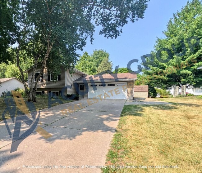 Photo - 10207 Pilgrim Ln N
