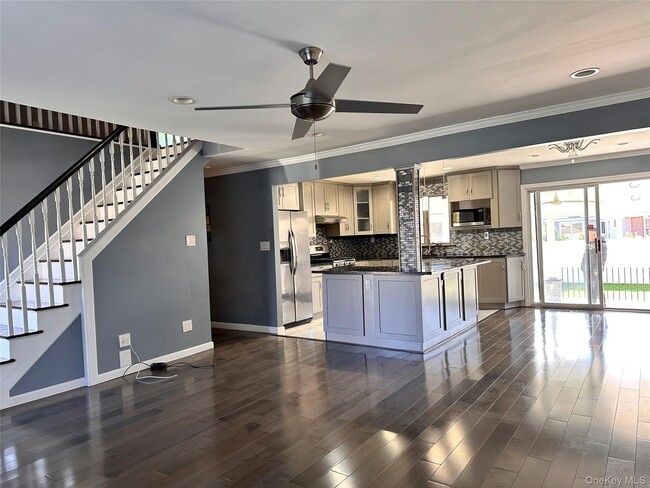 Photo - 316 S Oyster Bay Rd