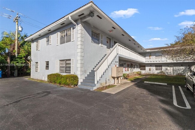 Building Photo - 4140 Woodside Dr Unit 105