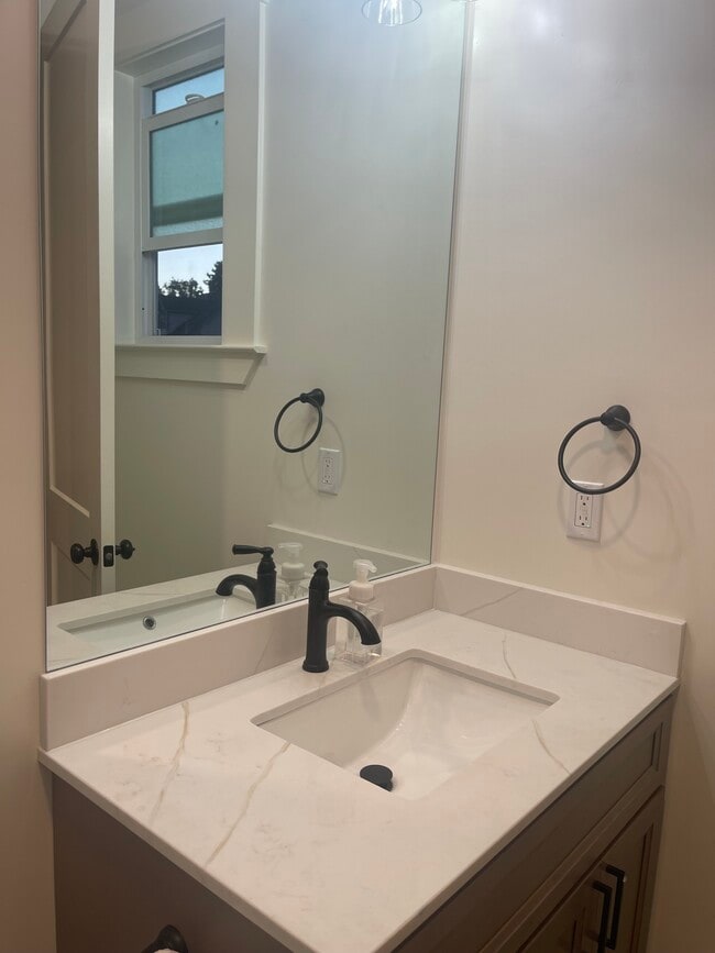 Photo - 734 Campbell St