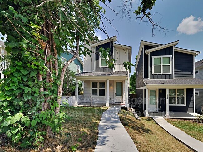 Photo - 1704B Simpkins St