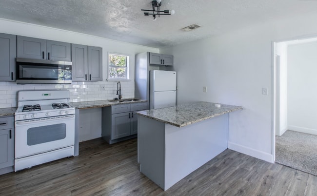 Photo - 301 E Dumble St