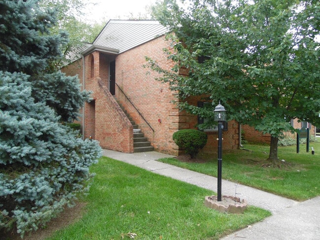 Building Photo - 421 Redding Rd Unit 12