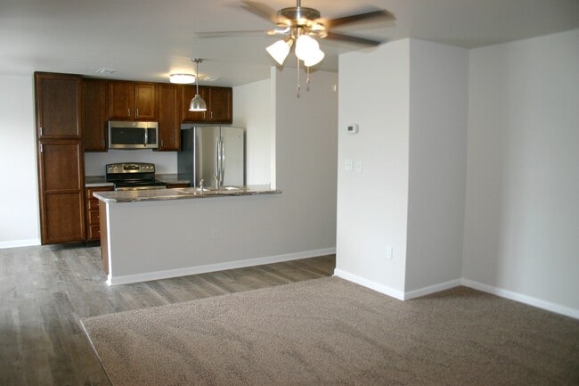 Building Photo - Valley Green Apartments Unit 941 Valley Rd. Apt. C