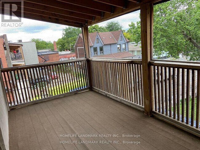 Photo - 610 Bloor St W