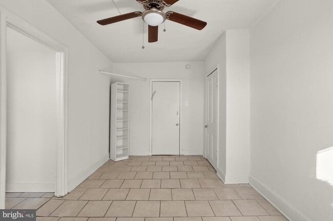 Building Photo - 2536 Amber St Unit 3F