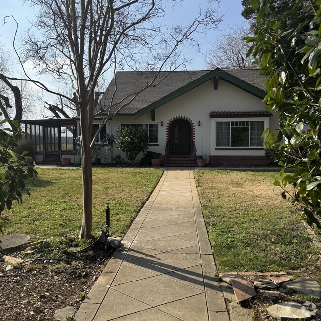 Building Photo - Peaceful country setting Rental