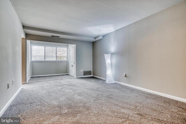 Building Photo - 140 Royal Oak Dr Unit 140-B