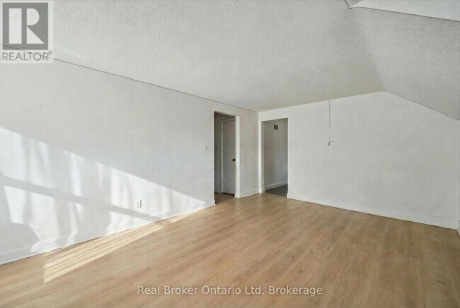 Photo - 68 Highland Rd W Unité Upper