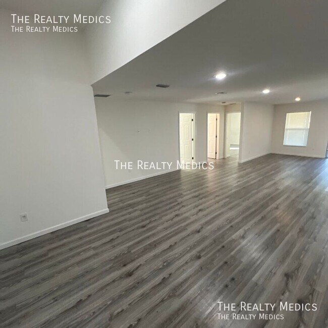 Photo - 182 Hillock Ave NW