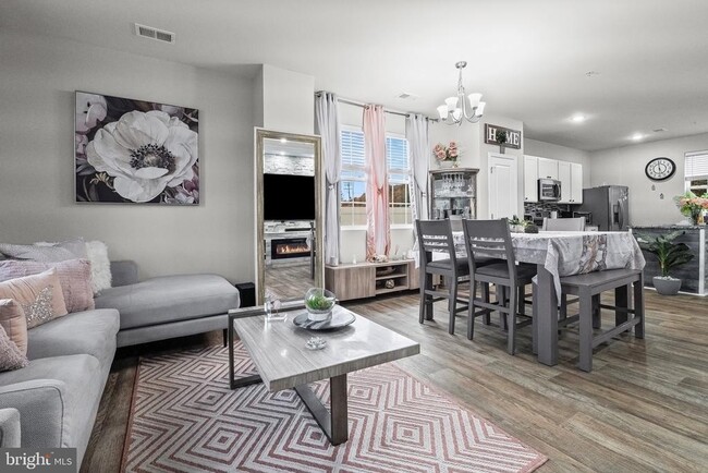 Photo - 1901 Graymount Way