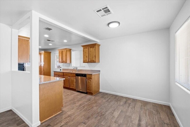 Photo - 528 W 18th St