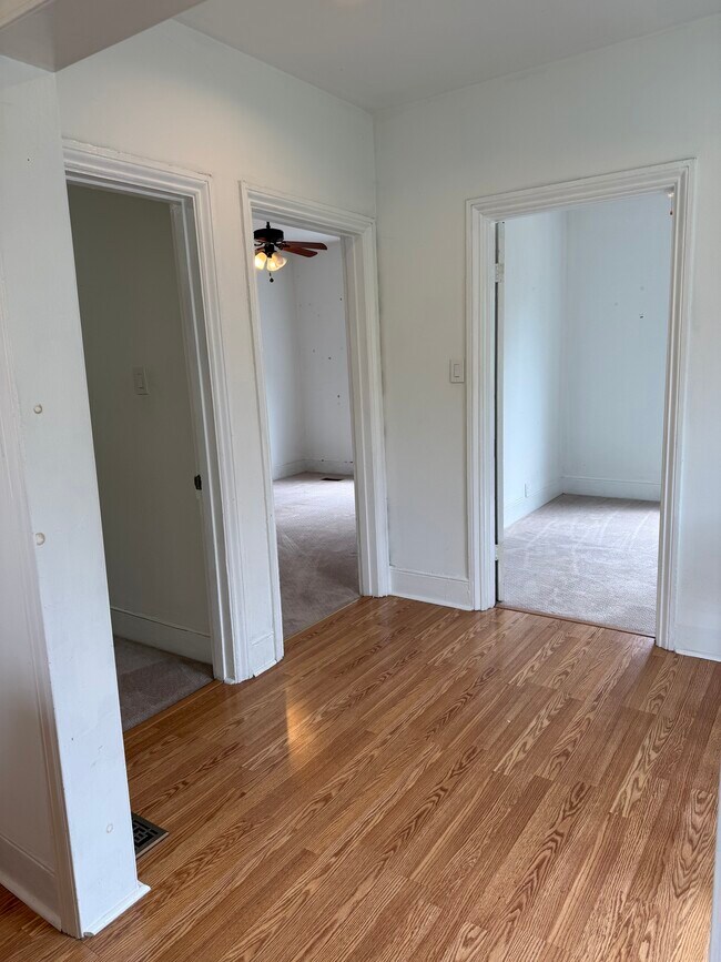 Photo - 66 Picton St W Unit 2-bdrm near Harbour GO Station
