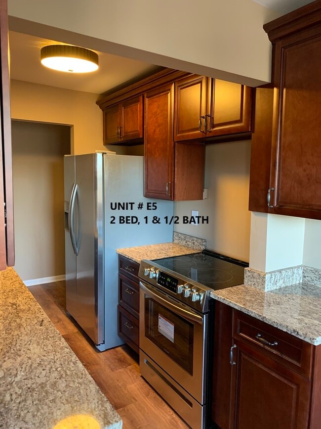 Building Photo - 100 Pierson Miller Dr Unit E5