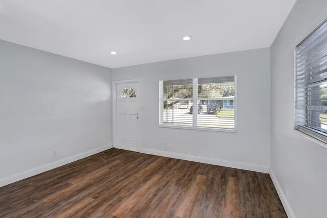 Photo - 56 56th St N