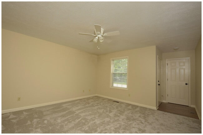 Photo - 105 Oakmont Ln