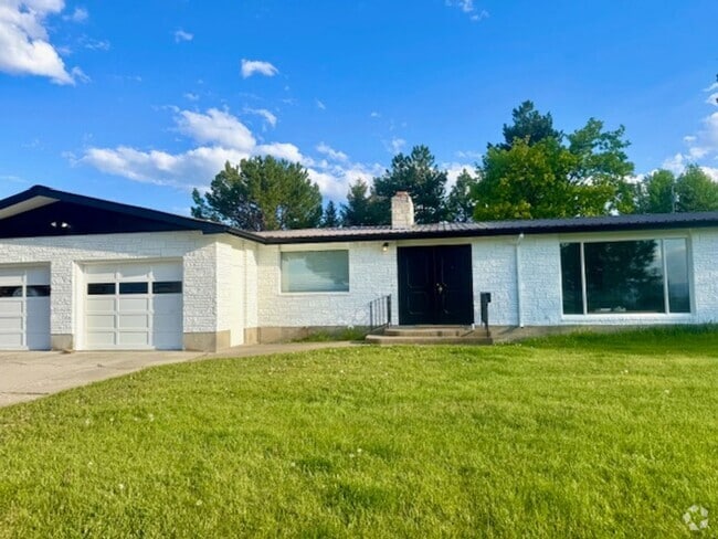 Building Photo - Very Large Ranch Style on South Hills Rental