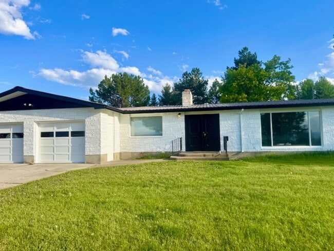 Building Photo - Very Large Ranch Style on South Hills Rental