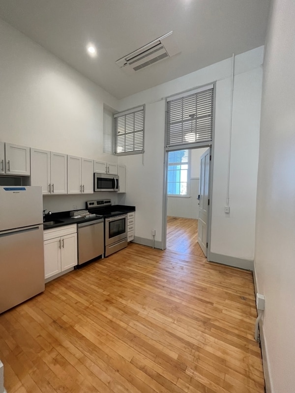 Building Photo - 315 W 38th St Unit 9