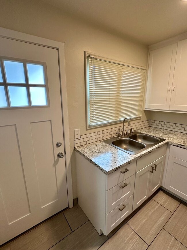 Photo - 1/2 Off 2nd Month's Rent Unidad 01-1015