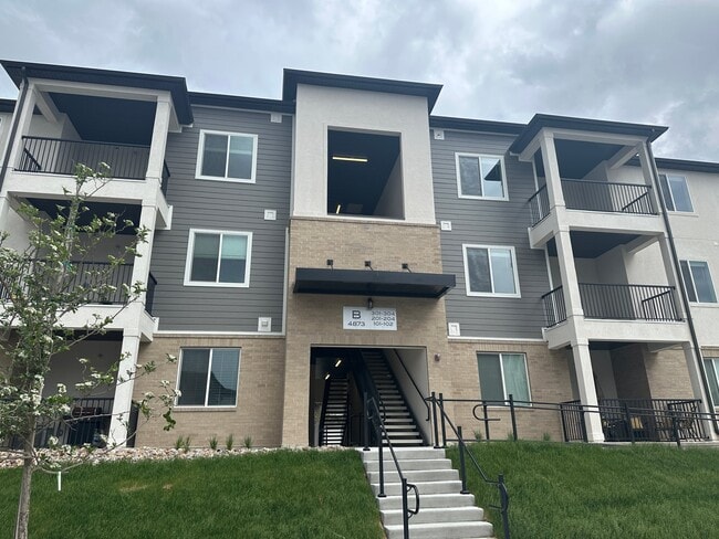 Building Photo - 4873 Poplar Wy