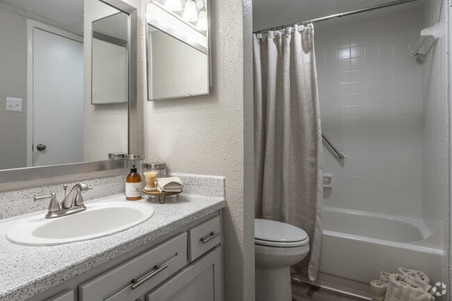 1BR, 1BA - 640SF - Bathroom