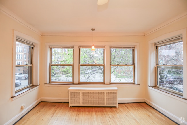 Building Photo - 7665 N Sheridan Rd Unit 1 Rental