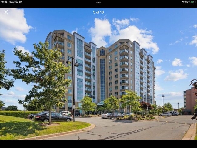 Building Photo - 2677 Gladstone St Unit 303