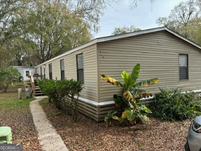 Building Photo - 215 Lynn Dr