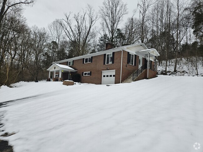 Building Photo - 1538 Wesley Chapel Rd Unit 1 Rental