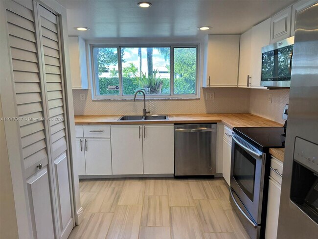 Photo - 16226 SW 92nd Ave