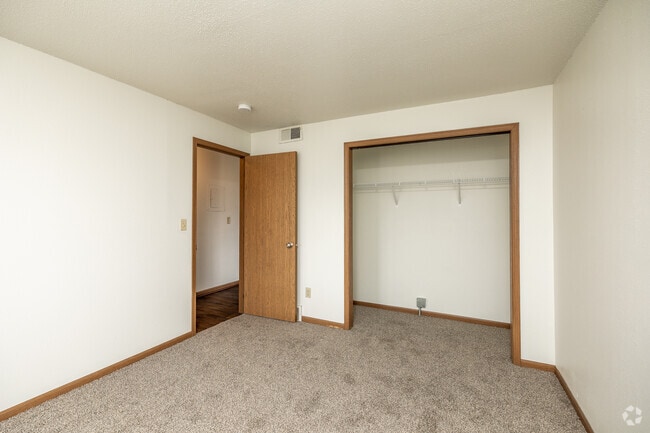 2BR, 1BA - 912 SF