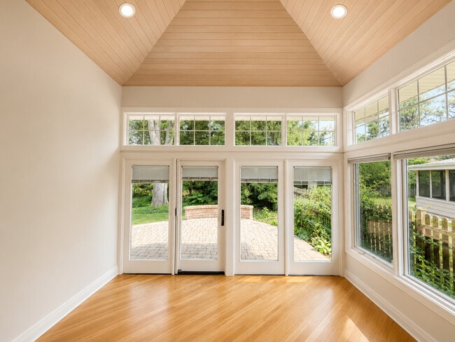 Photo - 924 Brookline Ln
