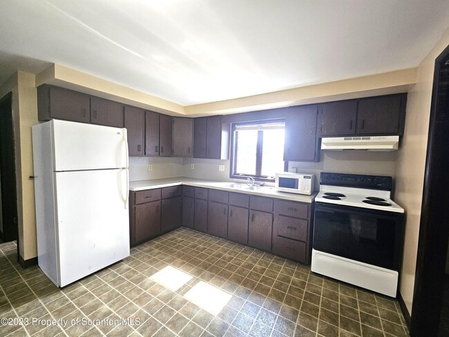 Photo - 526 Hughes Ct