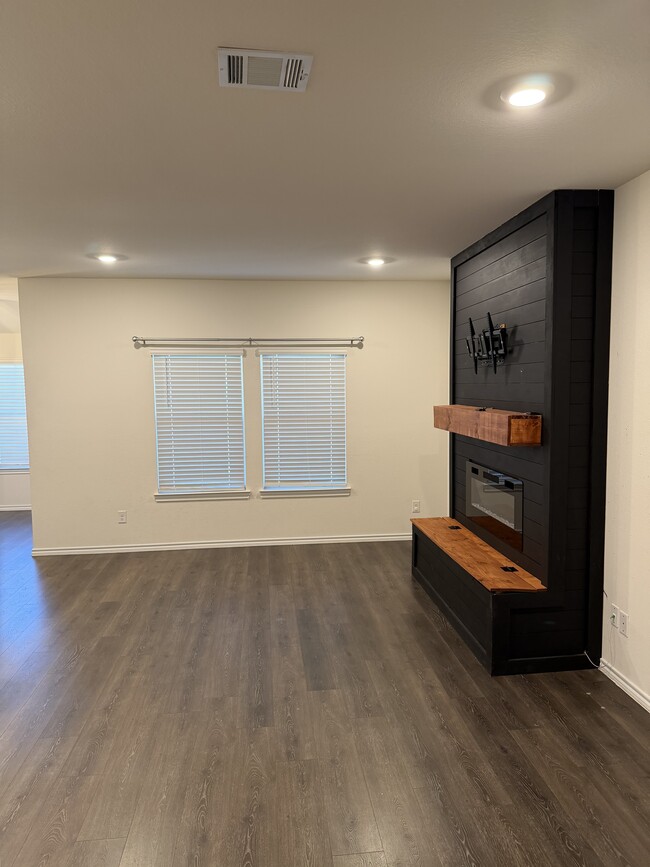 Photo - 107 Seabiscuit Rd