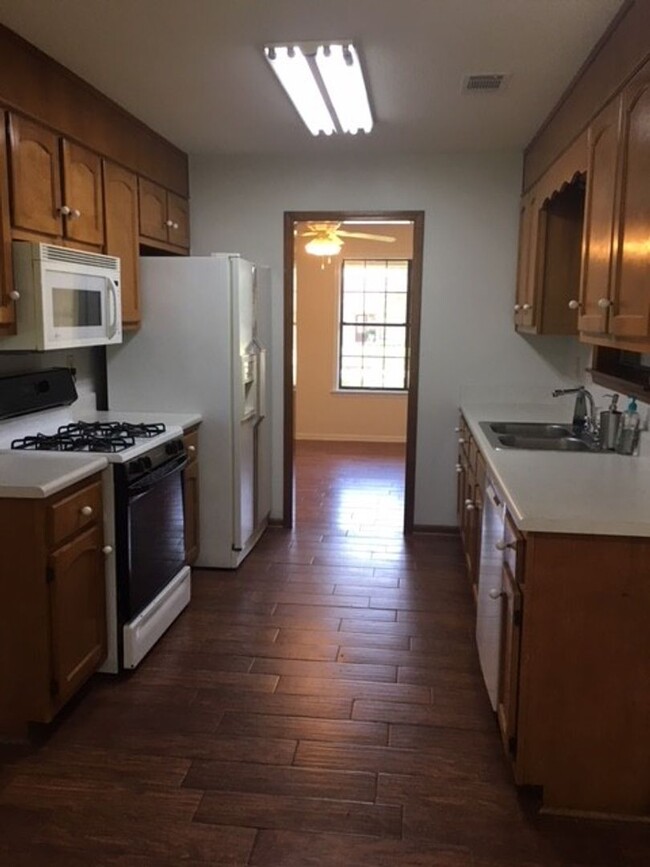 Photo - Cozy 3 Bed 2 Bath Available in May! Apply ... House